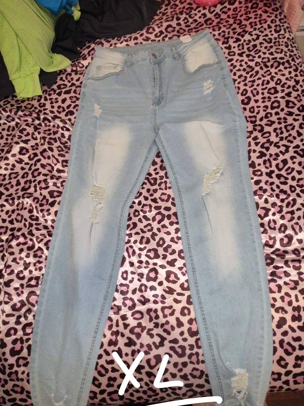 Women’s Light Wash Distressed Jeans - XL